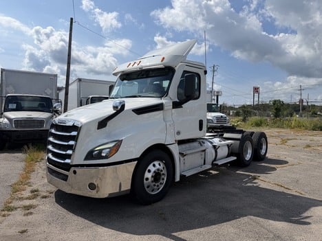 2020 Freightliner CASCADIA Tandem Axle Daycab #5869 2020 Freightliner CASCADIA Tandem Axle Daycab #5869
