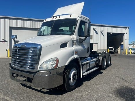 2019 Freightliner CASCADIA Tandem Axle Daycab #6130 2019 Freightliner CASCADIA Tandem Axle Daycab #6130