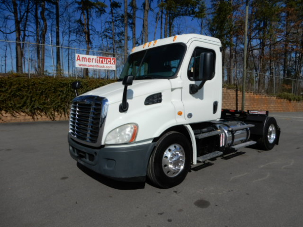 2014 FREIGHTLINER CASCADIA Single Axle Daycab #1