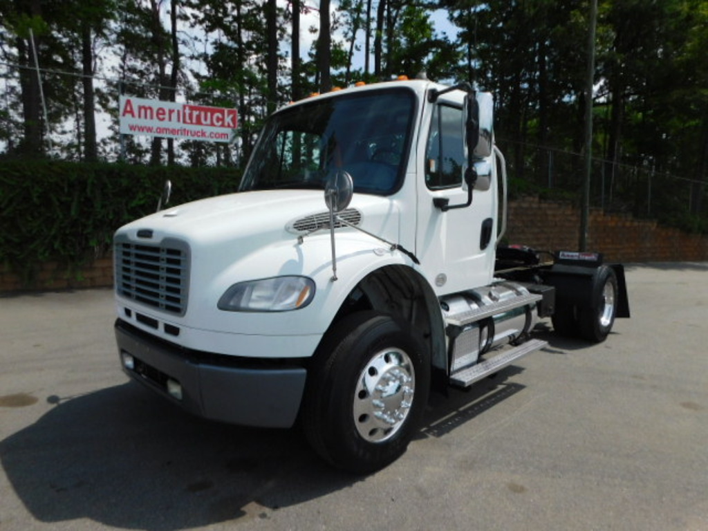 2016 FREIGHTLINER M2 Single Axle Daycab #1