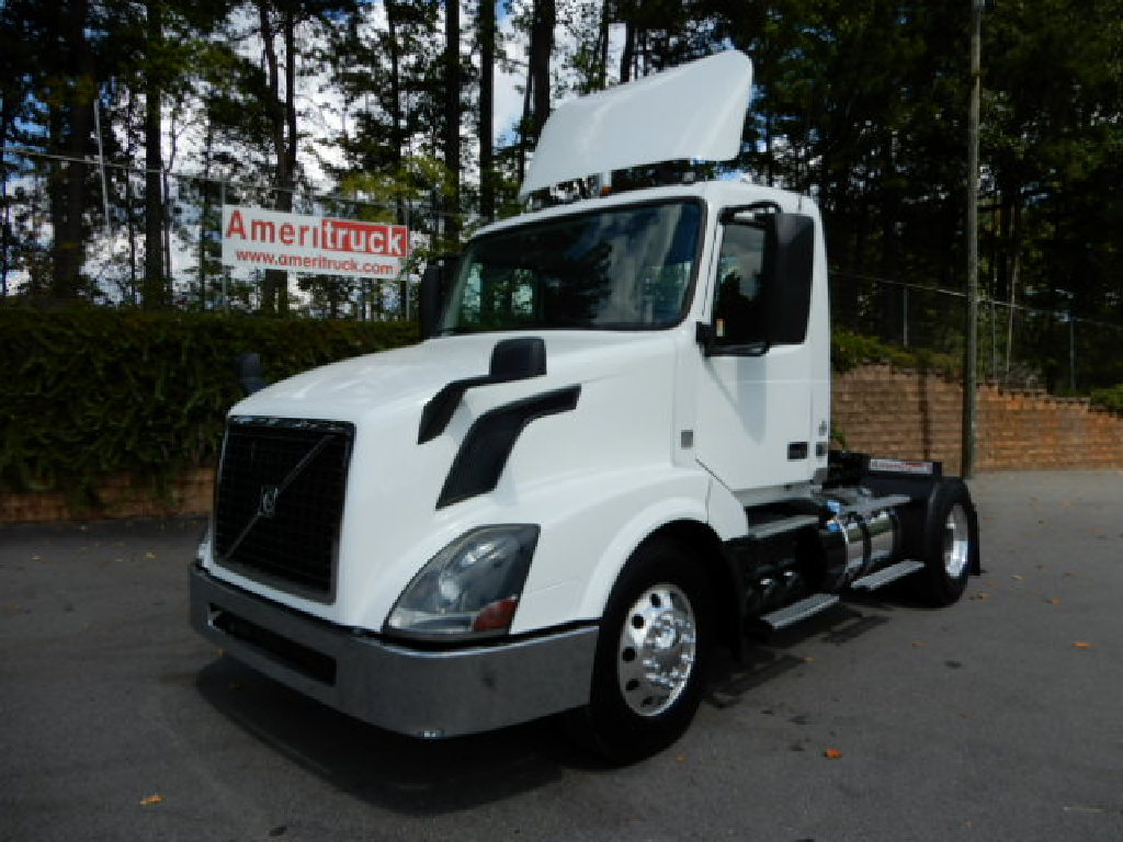 2016 VOLVO T300 Single Axle Daycab #1