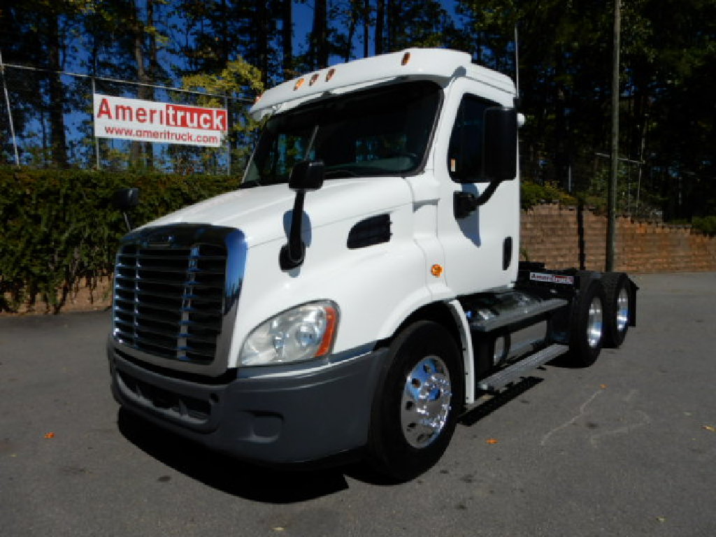 2015 FREIGHTLINER CASCADIA Tandem Axle Daycab #1