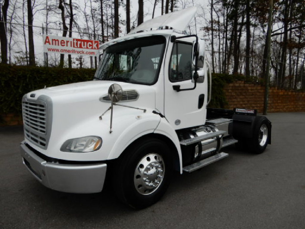 2016 FREIGHTLINER M2 Single Axle Daycab #1