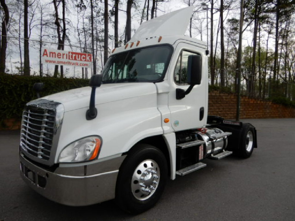2016 FREIGHTLINER CASCADIA Single Axle Daycab #1