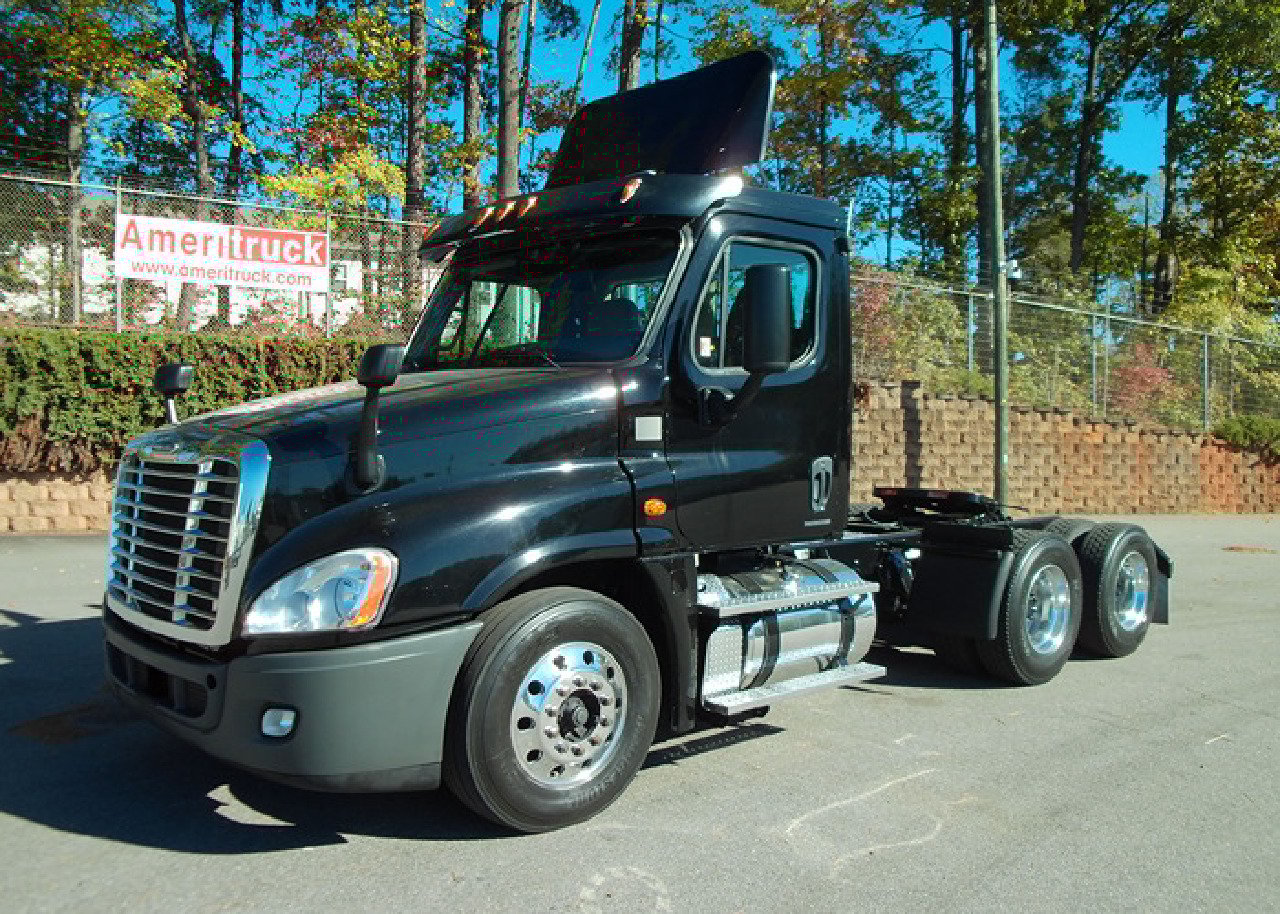 2012 FREIGHTLINER CASCADIA Daycab #1 2012 FREIGHTLINER CASCADIA Daycab #1