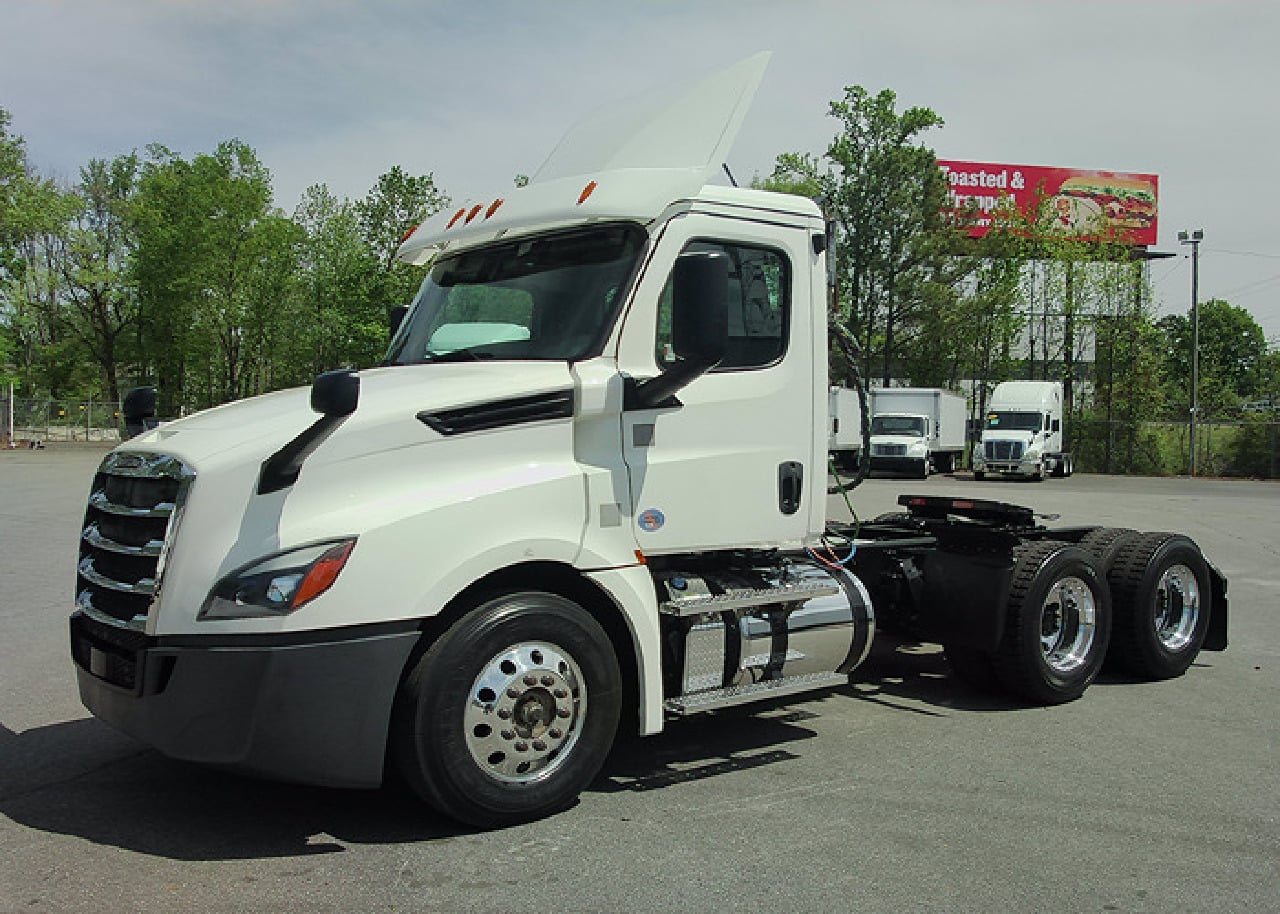 2018 FREIGHTLINER CASCADIA Daycab #1 2018 FREIGHTLINER CASCADIA Daycab #1