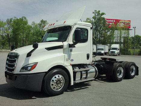 2018 FREIGHTLINER CASCADIA Daycab #4072