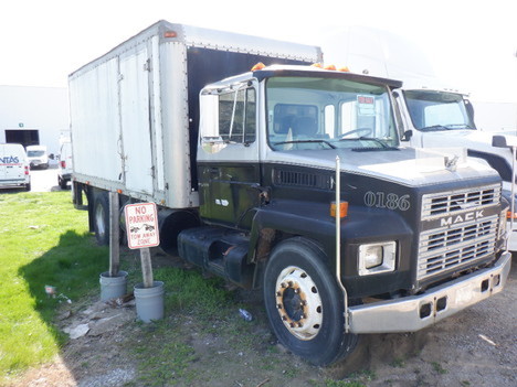 USED 1986 MACK CS250 BOX VAN TRUCK #13448