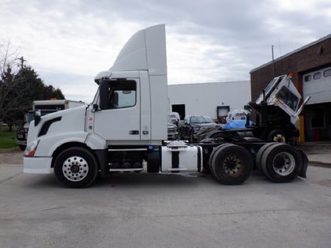 USED 2012 VOLVO VNL64T300 TANDEM AXLE DAYCAB TRUCK #13481