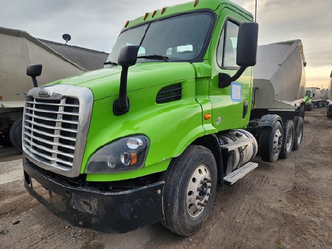 USED 2018 FREIGHTLINER CA125DC TRI-AXLE DAYCAB TRUCK #14863