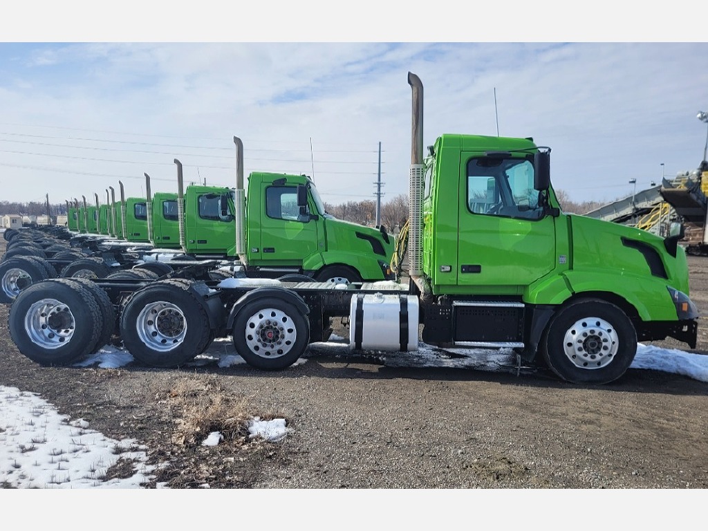 USED 2018 VOLVO VNL84T300 TRI-AXLE DAYCAB TRUCK #14866