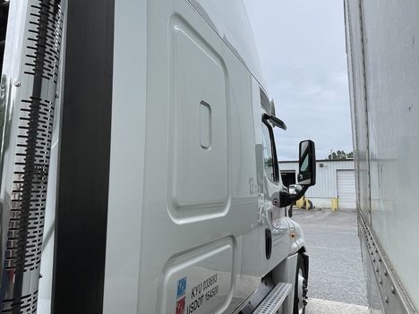 USED 2017 FREIGHTLINER CASCADIA TANDEM AXLE SLEEPER TRUCK #14931