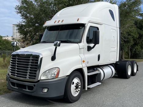 USED 2017 FREIGHTLINER CASCADIA TANDEM AXLE SLEEPER TRUCK #14934