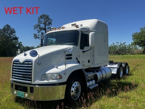 USED 2018 MACK CXU 613 TANDEM AXLE SLEEPER TRUCK #17565-1 USED 2018 MACK CXU 613 TANDEM AXLE SLEEPER TRUCK #17565-1