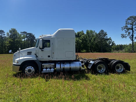 USED 2018 MACK CXU 613 TANDEM AXLE SLEEPER TRUCK #17565-2 USED 2018 MACK CXU 613 TANDEM AXLE SLEEPER TRUCK #17565-2