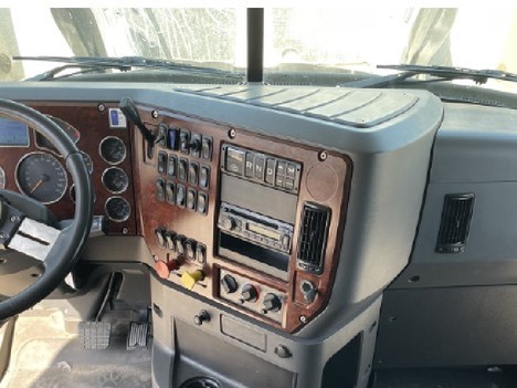 USED 2018 MACK CXU 613 TANDEM AXLE SLEEPER TRUCK #17565-4 USED 2018 MACK CXU 613 TANDEM AXLE SLEEPER TRUCK #17565-4