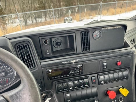 USED 2020 INTERNATIONAL LT625 TANDEM AXLE DAYCAB TRUCK #19471-12 USED 2020 INTERNATIONAL LT625 TANDEM AXLE DAYCAB TRUCK #19471-12