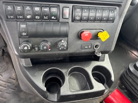 USED 2020 INTERNATIONAL LT625 TANDEM AXLE DAYCAB TRUCK #19471-14