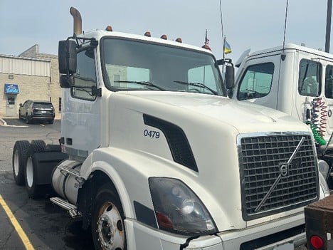 2004 VOLVO VNL300 Tandem Axle Daycab #19665 2004 VOLVO VNL300 Tandem Axle Daycab #19665