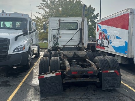 USED 2004 VOLVO VNL300 TANDEM AXLE DAYCAB TRUCK #19665-2 USED 2004 VOLVO VNL300 TANDEM AXLE DAYCAB TRUCK #19665-2