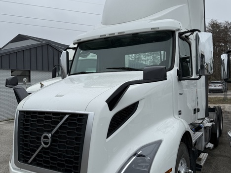 2019 VOLVO VNR64T300 Tandem Axle Daycab #20039