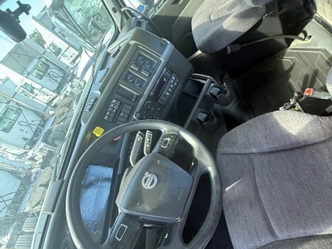 USED 2019 VOLVO VNR64T300 TANDEM AXLE DAYCAB TRUCK #20039-10 USED 2019 VOLVO VNR64T300 TANDEM AXLE DAYCAB TRUCK #20039-10