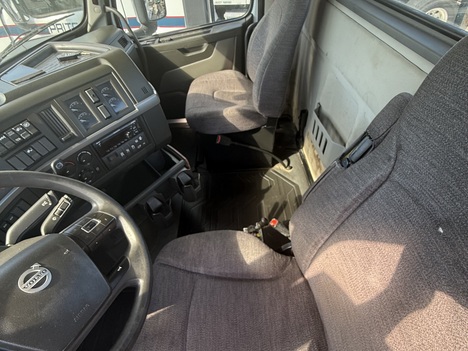 USED 2019 VOLVO VNR64T300 TANDEM AXLE DAYCAB TRUCK #20039-11 USED 2019 VOLVO VNR64T300 TANDEM AXLE DAYCAB TRUCK #20039-11