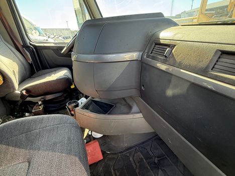 USED 2019 VOLVO VNR64T300 TANDEM AXLE DAYCAB TRUCK #20039-4 USED 2019 VOLVO VNR64T300 TANDEM AXLE DAYCAB TRUCK #20039-4