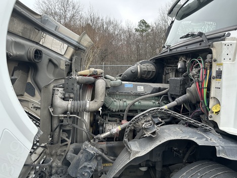 USED 2019 VOLVO VNR64T300 TANDEM AXLE DAYCAB TRUCK #20039-7