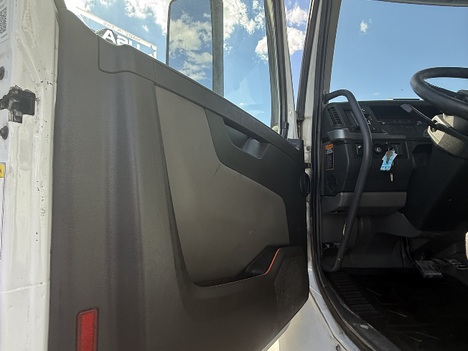 USED 2019 VOLVO VNR64T300 TANDEM AXLE DAYCAB TRUCK #20039-8