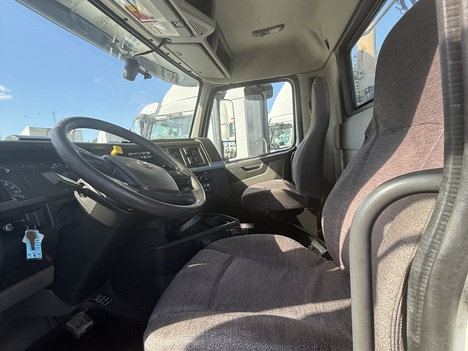 USED 2019 VOLVO VNR64T300 TANDEM AXLE DAYCAB TRUCK #20039-9 USED 2019 VOLVO VNR64T300 TANDEM AXLE DAYCAB TRUCK #20039-9