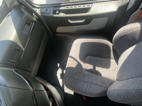 USED 2019 VOLVO VNR64T640 TANDEM AXLE SLEEPER TRUCK #20045-12 USED 2019 VOLVO VNR64T640 TANDEM AXLE SLEEPER TRUCK #20045-12