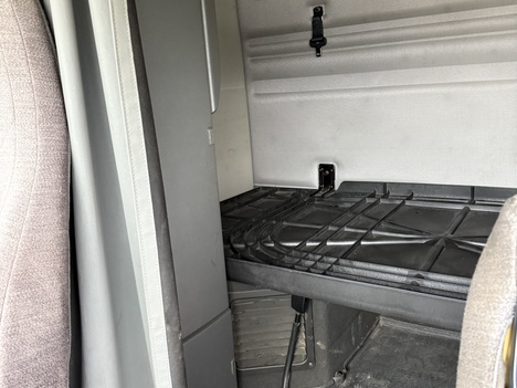 USED 2019 VOLVO VNR64T640 TANDEM AXLE SLEEPER TRUCK #20045-14