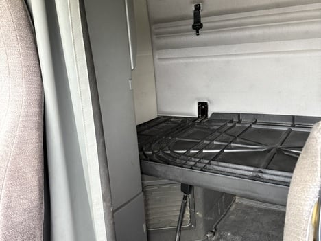 USED 2019 VOLVO VNR64T640 TANDEM AXLE SLEEPER TRUCK #20045-14 USED 2019 VOLVO VNR64T640 TANDEM AXLE SLEEPER TRUCK #20045-14