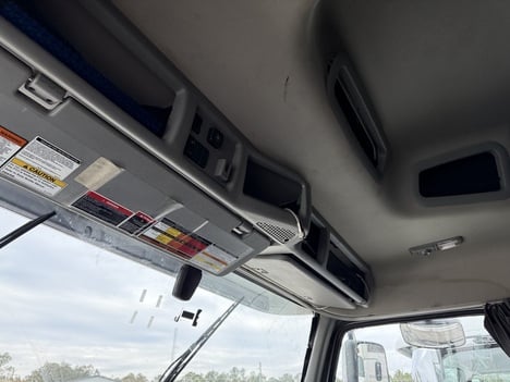 USED 2019 VOLVO VNR64T640 TANDEM AXLE SLEEPER TRUCK #20045-15 USED 2019 VOLVO VNR64T640 TANDEM AXLE SLEEPER TRUCK #20045-15