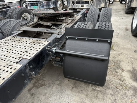 USED 2019 VOLVO VNR64T640 TANDEM AXLE SLEEPER TRUCK #20045-16 USED 2019 VOLVO VNR64T640 TANDEM AXLE SLEEPER TRUCK #20045-16