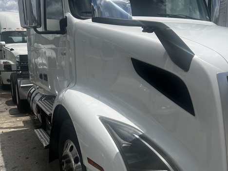 USED 2019 VOLVO VNR64T640 TANDEM AXLE SLEEPER TRUCK #20045-2 USED 2019 VOLVO VNR64T640 TANDEM AXLE SLEEPER TRUCK #20045-2