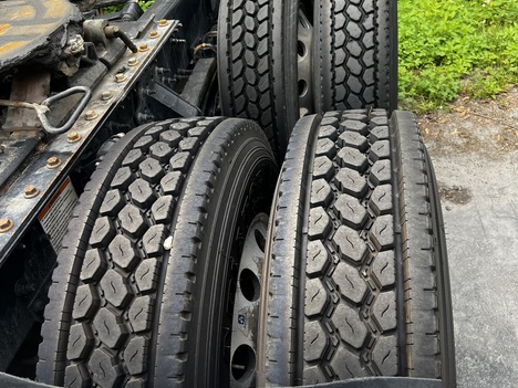 USED 2019 VOLVO VNR64T640 TANDEM AXLE SLEEPER TRUCK #20045-3 USED 2019 VOLVO VNR64T640 TANDEM AXLE SLEEPER TRUCK #20045-3