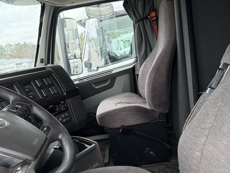 USED 2019 VOLVO VNR64T640 TANDEM AXLE SLEEPER TRUCK #20045-6 USED 2019 VOLVO VNR64T640 TANDEM AXLE SLEEPER TRUCK #20045-6