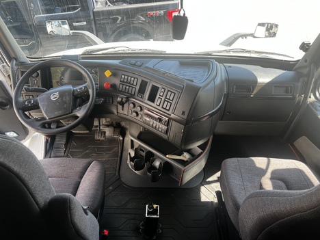USED 2019 VOLVO VNR64T640 TANDEM AXLE SLEEPER TRUCK #20045-8 USED 2019 VOLVO VNR64T640 TANDEM AXLE SLEEPER TRUCK #20045-8