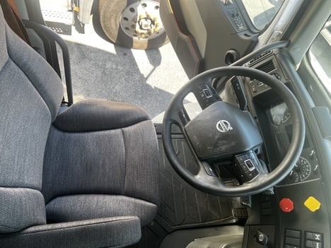 USED 2019 VOLVO VNR64T640 TANDEM AXLE SLEEPER TRUCK #20045-9 USED 2019 VOLVO VNR64T640 TANDEM AXLE SLEEPER TRUCK #20045-9