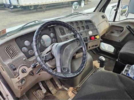 USED 2002 STERLING A9500 SINGLE AXLE DAYCAB TRUCK #20866-4 USED 2002 STERLING A9500 SINGLE AXLE DAYCAB TRUCK #20866-4