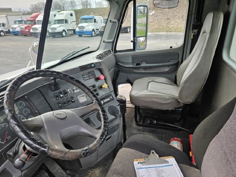 USED 2005 FREIGHTLINER COLUMBIA 120 TANDEM AXLE DAYCAB TRUCK #20965-7 USED 2005 FREIGHTLINER COLUMBIA 120 TANDEM AXLE DAYCAB TRUCK #20965-7