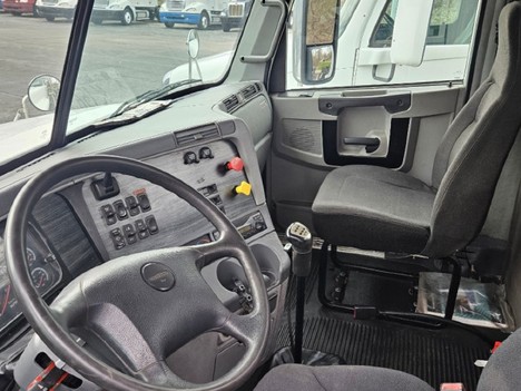 USED 2015 FREIGHTLINER COLUMBIA TANDEM AXLE DAYCAB TRUCK #20967-5 USED 2015 FREIGHTLINER COLUMBIA TANDEM AXLE DAYCAB TRUCK #20967-5