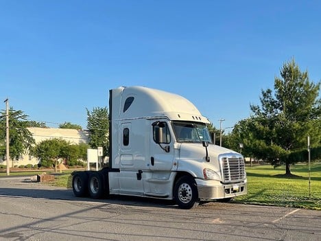 2016 FREIGHTLINER CASCADIA 125 Tandem Axle Sleeper #21895 2016 FREIGHTLINER CASCADIA 125 Tandem Axle Sleeper #21895
