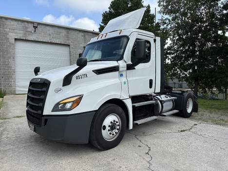 2022 FREIGHTLINER CA126DC Single Axle Daycab #21920