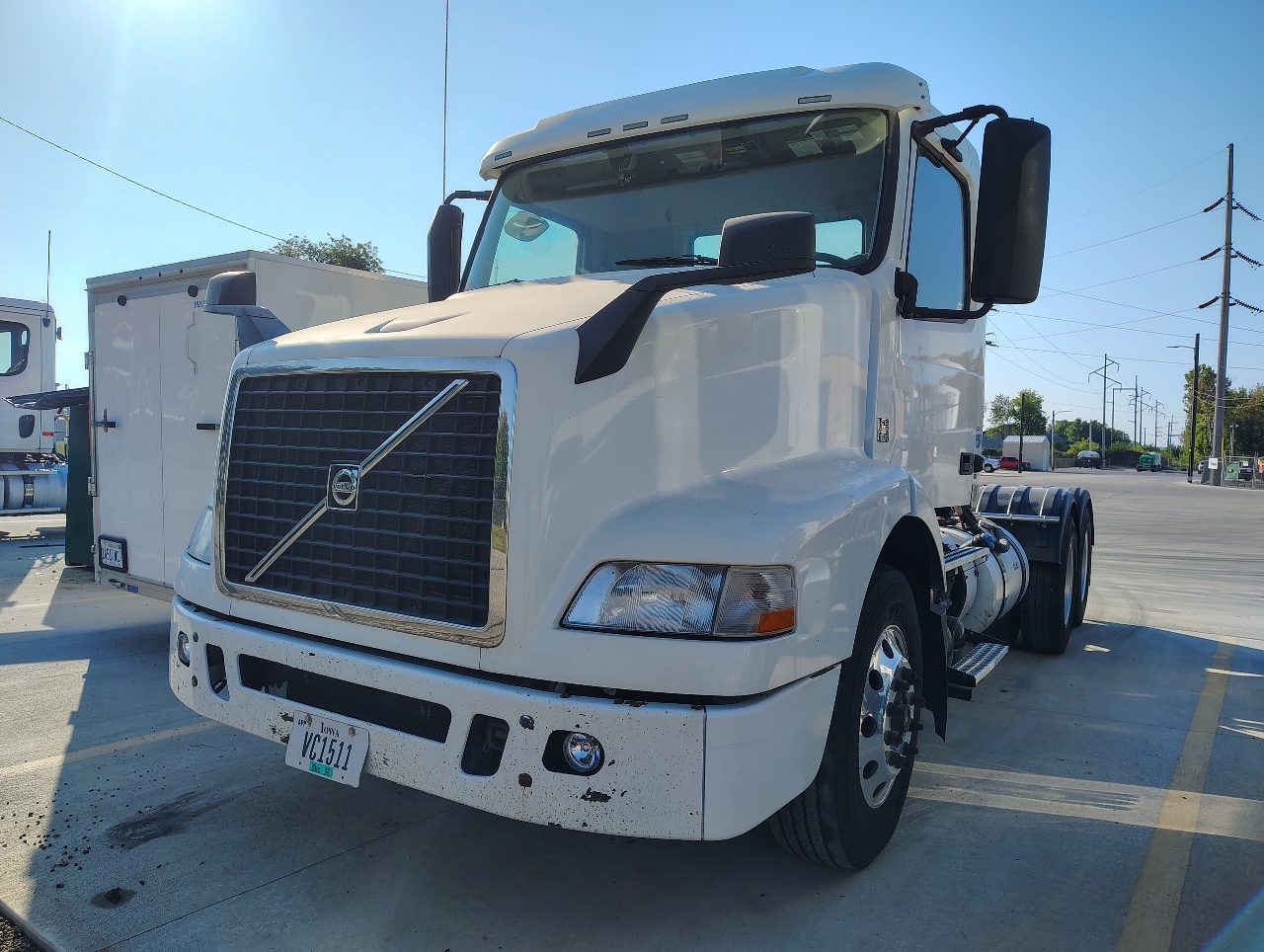 USED 2017 VOLVO VNM64T200 TANDEM AXLE DAYCAB TRUCK #22001 USED 2017 VOLVO VNM64T200 TANDEM AXLE DAYCAB TRUCK #22001