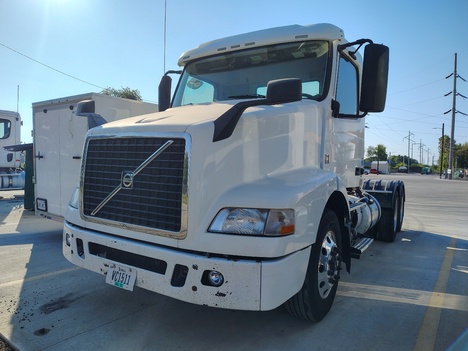 2017 VOLVO VNM64T200 Tandem Axle Daycab #22001