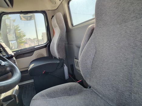 USED 2017 VOLVO VNM64T200 TANDEM AXLE DAYCAB TRUCK #22001-10 USED 2017 VOLVO VNM64T200 TANDEM AXLE DAYCAB TRUCK #22001-10