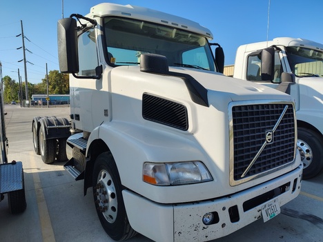 USED 2017 VOLVO VNM64T200 TANDEM AXLE DAYCAB TRUCK #22001-2 USED 2017 VOLVO VNM64T200 TANDEM AXLE DAYCAB TRUCK #22001-2